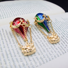 Charger l'image dans la galerie, broche montgolfiere steampunk chaine panier mobile bijou retro couleur rouge bleu