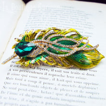 Laden Sie das Bild in den Galerie-Viewer, Broche plume de paon verte et dorée esprit Art Nouveau