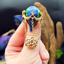 Charger l'image dans la galerie, broche montgolfiere steampunk doree chaine panier mobile bijou vintage couleur vert et bleu