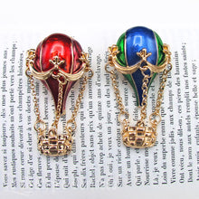 Charger l'image dans la galerie, Broches montgolfiere esprit steampunk Jules Verne couleur or rouge et vert
