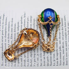 Charger l'image dans la galerie, Broche originale montgolfiere bleue et verte bijou retro steampunk
