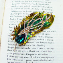 Laden Sie das Bild in den Galerie-Viewer, broche esprit vintage plume de paon dorée verte et ornée de strass style cocktail retro chic