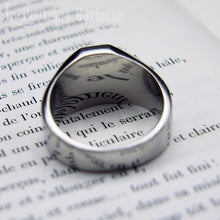 Load image into Gallery viewer, Chevalière gothique acier tête de mort homme femme. Bague biker petit doigt, bague grande taille et petite taille. Bague gothique crane or ou argent Toulouse France.