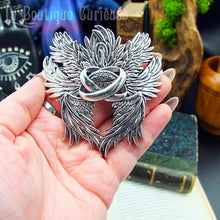 Charger l'image dans la galerie, Pince à cheveux Séraphin posée sur la main pour montrer la taille réelle du bijou de cheveux