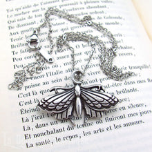 Charger l'image dans la galerie, Pendentif papillon de nuit féminin sacré et chaîne sur livre ancien