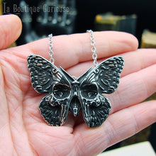 Charger l&#39;image dans la galerie, Pendentif gothique masque mystique papillon, inspiration magie noire wicca. Pendentif ésotérique papillon de nuit. Grand pendentif acier inoxydable. Bijoux gothiques ésotériques Toulouse France.
