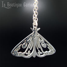Charger l&#39;image dans la galerie, Pendentif papillon de nuit gothique élégant couleur argent, papillon lune, sautoir, collier en acier inoxydable. Chaîne ajustable. Pendentif femme minimaliste sans allergies Toulouse France.