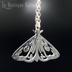 Pendentif papillon de nuit gothique élégant couleur argent, papillon lune, sautoir, collier en acier inoxydable. Chaîne ajustable. Pendentif femme minimaliste sans allergies Toulouse France.