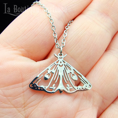 Sautoir papillon de nuit gothique élégant couleur argent, papillon lune, pendentif et collier en acier inoxydable. Chaîne ajustable. Pendentif femme minimaliste sans allergies Toulouse France.