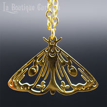 Charger l&#39;image dans la galerie, Sautoir papillon de nuit gothique élégant couleur or, papillon lune, pendentif et collier en acier inoxydable. Chaîne ajustable. Pendentif femme minimaliste sans allergies Toulouse France.