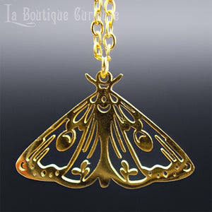Sautoir papillon de nuit gothique élégant couleur or, papillon lune, pendentif et collier en acier inoxydable. Chaîne ajustable. Pendentif femme minimaliste sans allergies Toulouse France.