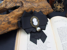 Load image into Gallery viewer, Broche camée style gothique victorien