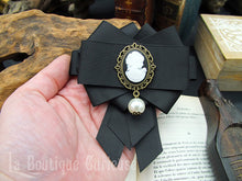 Load image into Gallery viewer, Broche camée style gothique victorien