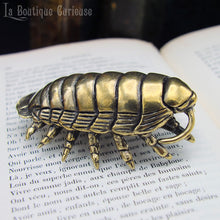 Laden Sie das Bild in den Galerie-Viewer, Statuette ou presse papier isopode en laiton