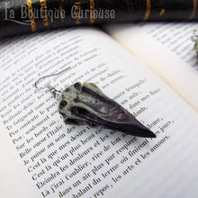Charger l'image dans la galerie, Boucles d'oreilles crâne corbeau réaliste en résine et acier inoxydable, couleur noir et os vieilli, style cabinet de curiosités