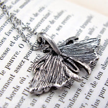 Charger l'image dans la galerie, Pendentif papillon de nuit lunaire et chaîne en acier vu de dos