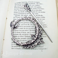 Laden Sie das Bild in den Galerie-Viewer, Barrette gothique en métal coiffure goth witch sorcière originale papillon de nuit sphinx tête de mort, croissant de lune, branche et noeud celtique. Barrette wicca magie GN Toulouse