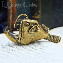 Charger l'image dans la galerie, figurine baudroie en laiton massif vue de côté décoration cabinet de curiosités poisson des abysses