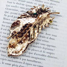 Laden Sie das Bild in den Galerie-Viewer, Broche plume de paon verte et dorée esprit Art Nouveau