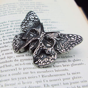 Pendentif gothique masque mystique papillon, inspiration magie noire wicca. Pendentif ésotérique papillon de nuit. Grand pendentif acier inoxydable. Bijoux gothiques ésotériques Toulouse France.