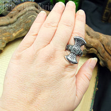 Charger l&#39;image dans la galerie, Bague homme viking arme guerrier double hache en acier. Symboles du Valknut et de l&#39;Aegishalmur pour protection, force et courage. Anneau texturé imitation bois. Bijoux viking Toulouse France
