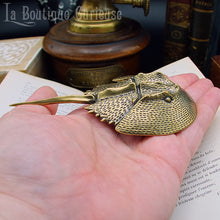 Charger l&#39;image dans la galerie, Décoration cabinet de curiosités statuette laiton limule fossile préhistorique presse papier style steampunk vintage ancien collection Toulouse