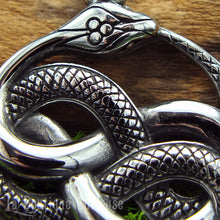 Charger l&#39;image dans la galerie, Pendentif collection film Histoire sans fin serpents enlacés Auryn, style Ouroboros. Grand pendentif gothique acier homme et femme. Cadeau geek fan de cinéma.