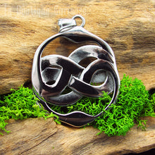 Charger l&#39;image dans la galerie, Pendentif collection film Histoire sans fin serpents enlacés Auryn, style Ouroboros. Grand pendentif gothique acier homme et femme. Cadeau geek fan de cinéma.