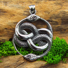 Charger l&#39;image dans la galerie, Pendentif collection film Histoire sans fin serpents enlacés Auryn, style Ouroboros. Grand pendentif gothique acier homme et femme. Cadeau geek fan de cinéma.