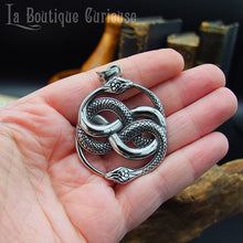 Charger l&#39;image dans la galerie, Pendentif collection film Histoire sans fin serpents enlacés Auryn, style Ouroboros. Grand pendentif gothique acier homme et femme. Cadeau geek fan de cinéma.