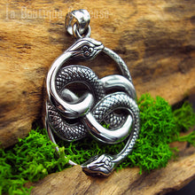 Charger l&#39;image dans la galerie, Pendentif collection film Histoire sans fin serpents enlacés Auryn, style Ouroboros. Grand pendentif gothique acier homme et femme. Cadeau geek fan de cinéma.