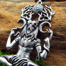 Laden Sie das Bild in den Galerie-Viewer, Pendentif dieu celte Cernunnos, dieu cornu pagan, paganisme, wicca. Crâne de cerf avec cornes bois, esprit tribal, sauvage avec serpents et lunes. Amulette culte ésotérique Toulouse France.