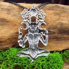 Laden Sie das Bild in den Galerie-Viewer, Pendentif dieu celte Cernunnos, dieu cornu pagan, paganisme, wicca. Crâne de cerf avec cornes bois, esprit tribal, sauvage avec serpents et lunes. Amulette culte ésotérique Toulouse France.