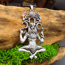 Laden Sie das Bild in den Galerie-Viewer, Pendentif dieu celte Cernunnos, dieu cornu pagan, paganisme, wicca. Crâne de cerf avec cornes bois, esprit tribal, sauvage avec serpents et lunes. Amulette culte ésotérique Toulouse France.