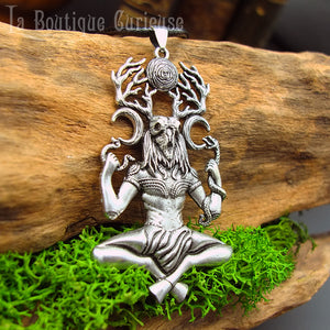 Pendentif dieu celte Cernunnos, dieu cornu pagan, paganisme, wicca. Crâne de cerf avec cornes bois, esprit tribal, sauvage avec serpents et lunes. Amulette culte ésotérique Toulouse France.