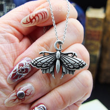 Charger l'image dans la galerie, Pendentif papillon de nuit lunaire féminin tenu en main avec manucure gothique