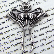 Charger l'image dans la galerie, Pendentif féérique papillon argent féérique style witchy magie verte