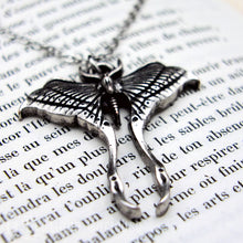 Charger l'image dans la galerie, Pendentif argent et chaîne papillon aux lignes délicates, bijou féminin et witchy
