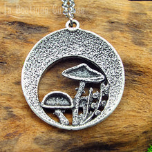 Load image into Gallery viewer, Pendentif rond automne champignons cycle lune féminin sacré magie lunaire forêt wicca Hécate esprit gothique + chaîne acier