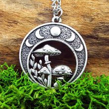 Load image into Gallery viewer, Pendentif rond automne champignons cycle lune féminin sacré magie lunaire forêt wicca Hécate esprit gothique + chaîne acier