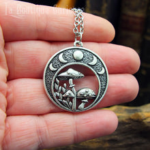 Load image into Gallery viewer, Pendentif rond automne champignons cycle lune féminin sacré magie lunaire forêt wicca Hécate esprit gothique + chaîne acier