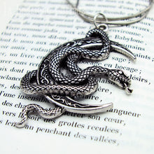 Charger l'image dans la galerie, pendentif serpent lunaire argent amulette gothique bijou witchy collier serpent lune