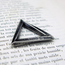 Load image into Gallery viewer, Amulette runique viking acier couleur argent, magie des runes, gravée alphabet Futhark Toulouse France