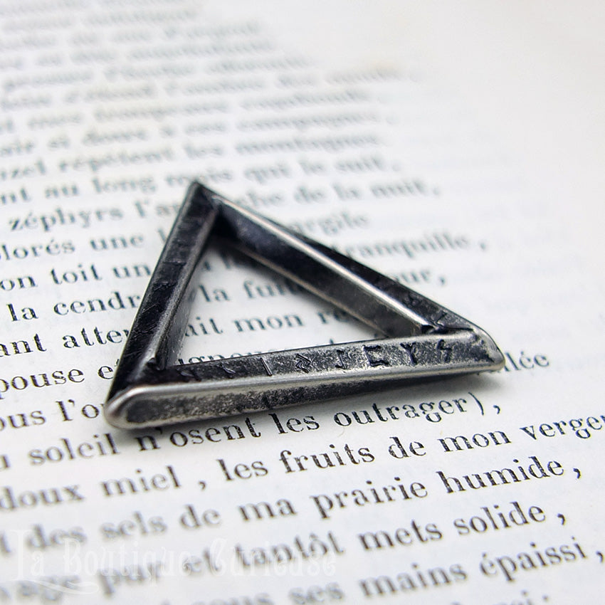 Amulette runique viking acier couleur argent, magie des runes, gravée alphabet Futhark Toulouse France