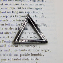 Load image into Gallery viewer, Amulette runique viking acier couleur argent, magie des runes, gravée alphabet Futhark Toulouse France