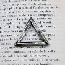 Load image into Gallery viewer, Amulette runique viking acier couleur argent, magie des runes, gravée alphabet Futhark Toulouse France