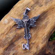 Charger l&#39;image dans la galerie, Pendentif ésotérique clé corbeau en acier animal totem, communication avec les esprits, chamanisme, protection. Clé de la porte de la mort, médium, Toulouse gothique.