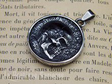 Charger l&#39;image dans la galerie, Double pendentif gothique 2 en 1 portrait crane tête de mort de profil en acier. Pendentif gothique original bikers type médaille Toulouse France