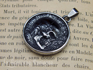 Double pendentif gothique 2 en 1 portrait crane tête de mort de profil en acier. Pendentif gothique original bikers type médaille Toulouse France