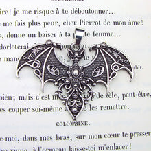 Charger l'image dans la galerie, Pendentif chauve-souris style baroque